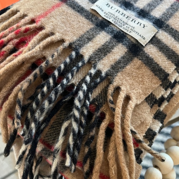 BURBERRY Novacheck Unisex Scarf in traditional Camel, Black and Red Colorway. - Picture 6 of 10